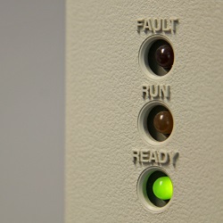 Auf dem Bild sind drei Kontroll-Lampen eines Gaschromatographen zu sehen. Die Ready-Lampe leuchtet grün: Messebereit.